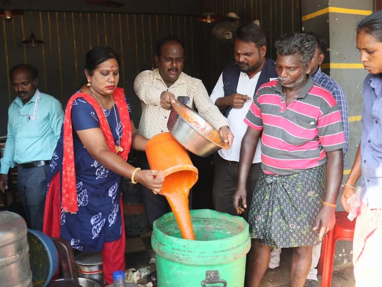 Food Safety Department officials raid hotels in Thanjavur 150 kg of spoiled meat destroyed TNN தஞ்சை ஓட்டல்களில்  150 கிலோ கெட்டுப்போன இறைச்சி அழிப்பு; உணவு பாதுகாப்புத்துறை அதிகாரிகள் அதிரடி