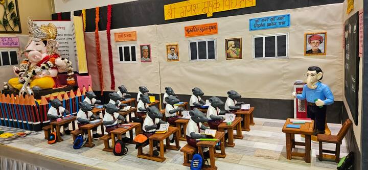 शाळेच्या भिंतीवर विविध सामाजिक संदेश देण्यात आले आहेत.