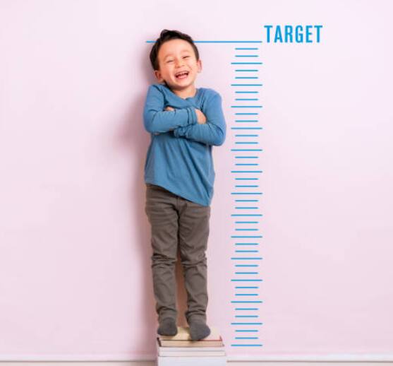 वाढत्या उंचीमध्ये आनुवंशिकतेकडे दुर्लक्ष करता येत नाही. उंची वाढवण्यासाठी पालकांची उंची,  कौटुंबिक इतिहास आणि वांशिक पार्श्वभूमी महत्त्वाची भूमिका बजावते.