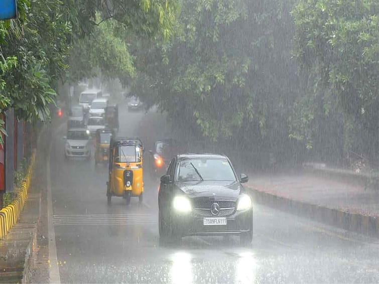 The Hyderabad Meteorological Center has predicted heavy rains in Telangana for the next three days Telangana Rains: తెలంగాణకు భారీ వర్షసూచన, రాబోయే మూడు రోజుల పాటు అలర్ట్