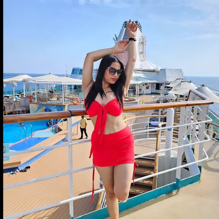 ఇనయ సుల్తానా తన లేటెస్ట్ ఫొటోలు ఇన్‌స్టాగ్రామ్‌లో షేర్ చేశారు.