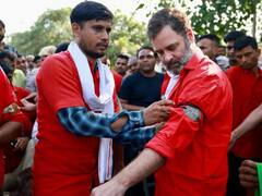 कुली बने राहुल गांधी... हाथ में बैज और लाल शर्ट पहनी, आनंद विहार रेलवे स्टेशन पहुंचे
