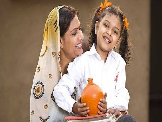 સુકન્યા સમૃદ્ધિ યોજના કન્યાઓ માટે ચલાવવામાં આવતી એક વિશેષ સરકારી યોજના છે. જો તમે તમારી દીકરી માટે FD ખોલવાનું વિચારી રહ્યા છો, તો તેના બદલે SSY સ્કીમમાં રોકાણ કરીને તમને 8.00 ટકા વ્યાજ દરનો લાભ મળી રહ્યો છે.