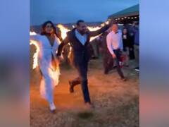 शादी के दिन दूल्हा-दुल्हन ने अपने शरीर पर लगाई आग, फिर मारी फंक्शन में एंट्री, देखें PHOTOS