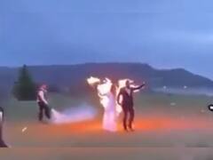 शादी के दिन दूल्हा-दुल्हन ने अपने शरीर पर लगाई आग, फिर मारी फंक्शन में एंट्री, देखें PHOTOS