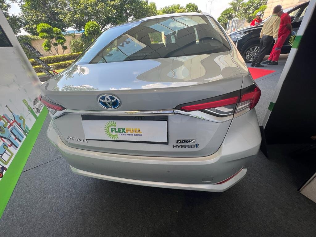 Toyota Corolla Flex Fuel: देखिए टोयोटा कोरोला फ्लेक्स फ्यूल हाइब्रिड की पहली झलक, घटेगी लागत, कम होगा उत्सर्जन