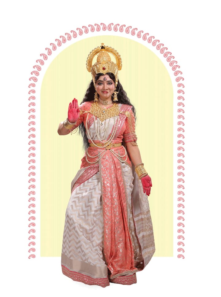 যেমন একদিকে রয়েছে রেডিওয় মহালয়া শোনার নস্ট্যালজিয়া, তেমনই গত বেশ কিছু বছর ধরে ছোটপর্দায় কে কোথায় চোখ চরিত্রে অভিনয় করছেন, সেদিকে চোখ রাখাও দস্তুর হয়ে দাঁড়িয়েছে। ইতিমধ্যেই শেষ হয়ে গিয়েছে জি বাংলার 'নবপত্রিকায় দেবীবরণ'-এর শ্যুটিং। প্রকাশ্যে এল সব চরিত্রদের লুক।