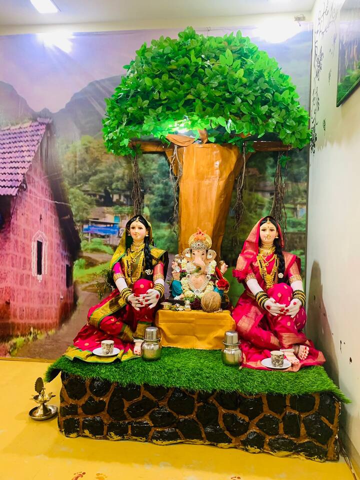 त्यासोबतच बाजूला बैठे अवस्थेत असलेल्या गौरी आहेत.