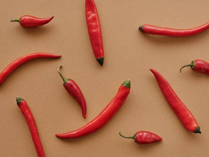 सबसे पहले किसान भाई को लाल मिर्च के बीज चुनना होगा. इसके लिए बाजार में उपलब्ध विभिन्न प्रकार के लाल मिर्च के बीजों के बारे में जानकारी लें और अपने क्षेत्र के लिए सबसे अच्छा बीज चुनें.