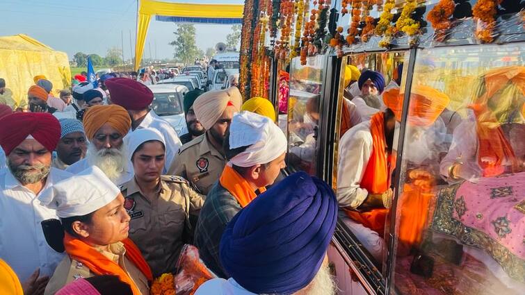 Guru Nanak's wedding anniversary, Nagar Kirtan reached Gurdaspur Nagar Kirtan: ਗੁਰੂ ਨਾਨਕ ਦੇਵ ਜੀ ਦਾ ਵਿਆਹ ਪੁਰਬ, ਨਗਰ ਕੀਰਤਨ ਪਹੁੰਚਿਆ ਗੁਰਦਾਸਪੁਰ ਦੀ ਧਰਤੀ 'ਤੇ, ਫੁੱਲਾਂ ਦੀ ਵਰਖਾ ਨਾਲ ਸਵਾਗਤ