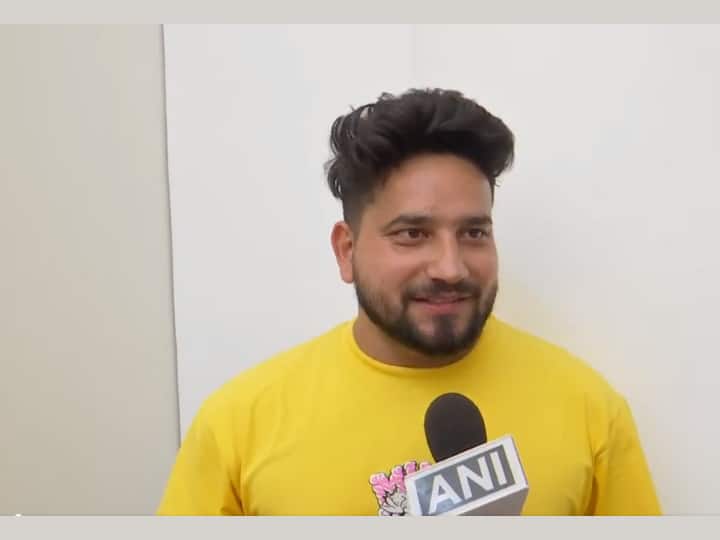 गुरुग्राम के रहने वाले राहुल ने बताया कि वे iPhone 15 Pro Max लेने के लिए दिल्ली के साकेत स्थित एप्पल स्टोर पर सुबह 4 बजे पहुंच गए थे. उन्होंने बताया कि वे हमेशा से एप्पल के टॉप मॉडल iPhone को यूज करते आये हैं. ऐसे में नए सीरीज के लॉन्च होते ही वे इस बार भी टॉप मॉडल को सबसे पहले लेना चाहते थे जिसके लिए उन्होंने गुरुवार रात से ही प्लानिंग शुरू कर दी थी.