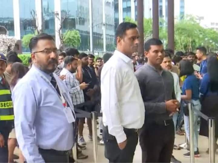 Many customers were also seen waiting outside the Apple Store at Mumbai's BKC. The new lineup, which includes the iPhone 15, iPhone 15 Plus, iPhone 15 Pro, and iPhone 15 Pro Max, was unveiled during Apple's