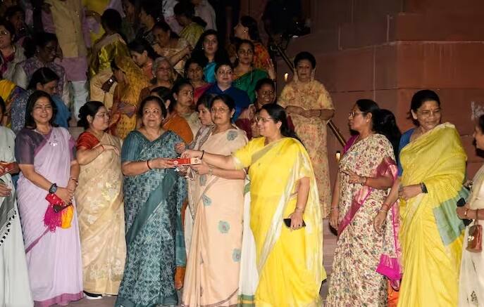 મહિલા સાંસદોએ પીએમ મોદીને બુકે આપીને સ્વાગત કર્યું હતું. મહિલા સાંસદોએ એકબીજાને મીઠાઇ પણ ખવડાવી હતી