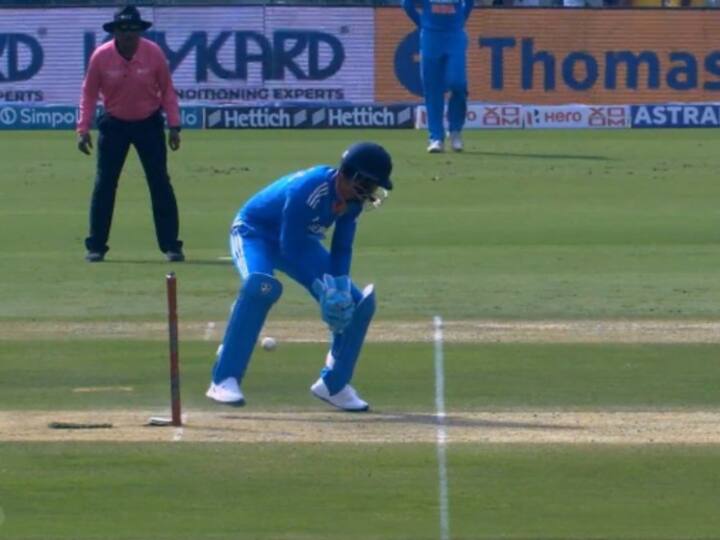 India vs Australia 1st ODI Fans Troll KL Rahul For Missing Easy Run-Out Chance During IND vs AUS 1st ODI 'Sorry For The Lazyman': Fans Blast KL Rahul For Missing Easy Run-Out Chance During IND vs AUS 1st ODI