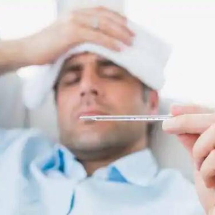 ডেঙ্গিতে আক্রান্ত ব্যক্তি ধুম জ্বরের পাশাপাশি ত্বকে ফুসকুড়ি, জয়েন্টে এবং শরীরে ব্যথায় ভোগেন। বর্তমানে ডেঙ্গির কোনও প্রতিকার নেই, তবে এর লক্ষণ বিবেচনা করে চিকিৎসকরা ওষুধ খাওয়ার এবং খাবারে যতটা সম্ভব ভিটামিন সি খাওয়ার পরামর্শ দেন।