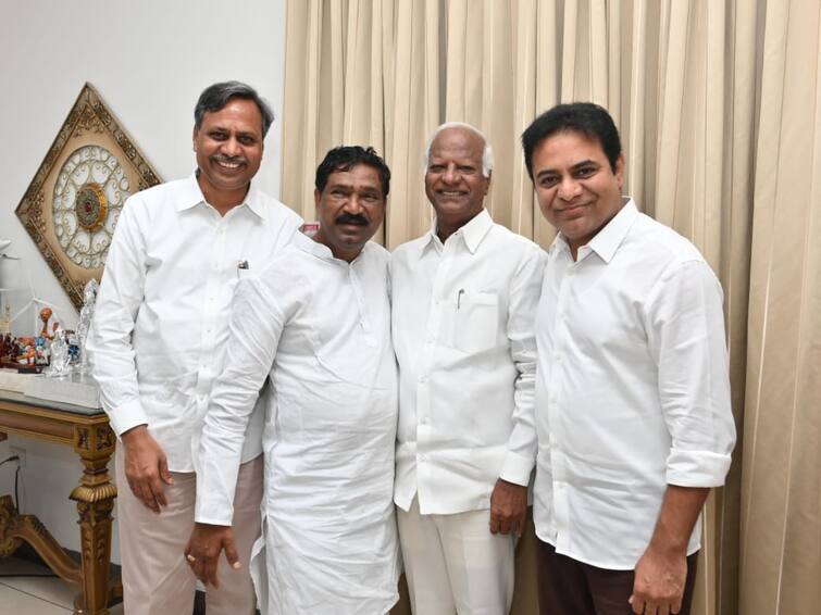 MLC Kadiam Srihari and MLA Rajaiah are leaders of Station Ghanpur who forgot their differences and joined hands for Telangana Assembly Elections 2023 Telangana Assembly Elections 2023: చేతులు కలిపిన ప్రత్యర్థులు- ఒకే ఫ్రేమ్‌లో కనిపించిన రాజయ్య, కడియం