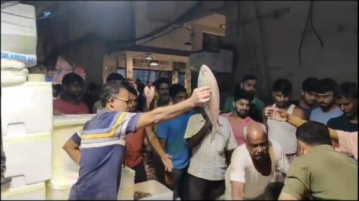 গতকালই পেট্রাপোল সীমান্ত পার হয়ে রাজ্য়ে ঢুকেছে পাদ্মার ইলিশ। আজ হাওড়া পাইকারি বাজারে ৭০ মেট্রিক টন ইলিশ ঢুকেছে।