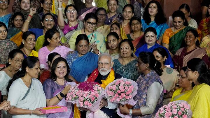 Women's Reservation Bill:সংসদের দুই কক্ষে পাশ হয়ে গিয়েছে মহিলা সংরক্ষণ বিল। সেই উপলক্ষ্যে প্রধানমন্ত্রী নরেন্দ্র মোদির পাশে দাঁড়িয়ে ছবি তুললেন মহিলা সাংসদরা। সকলের হাতে 'ভিকট্রি' সাইন।