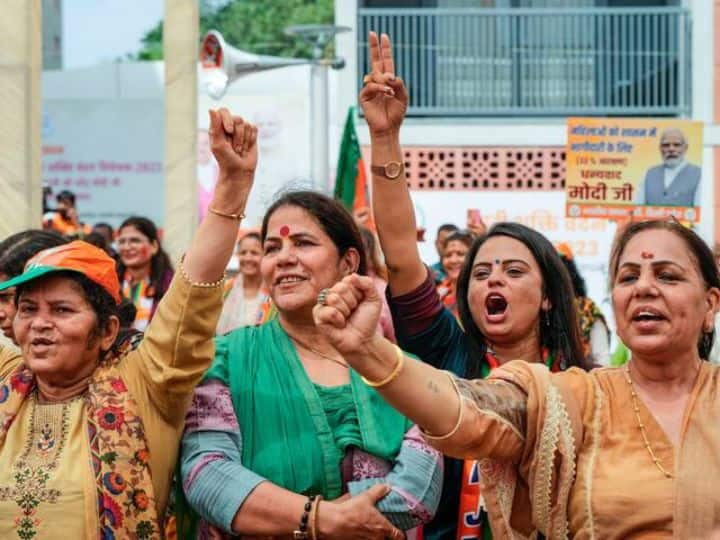 आरक्षण पर सब राजी, लेकिन बीजेपी-कांग्रेस से लेकर क्षेत्रीय पार्टियों में महिलाएं कितना पावरफुल? आरक्षण पर सब राजी, लेकिन बीजेपी-कांग्रेस से लेकर क्षेत्रीय पार्टियों में महिलाएं कितना पावरफुल?