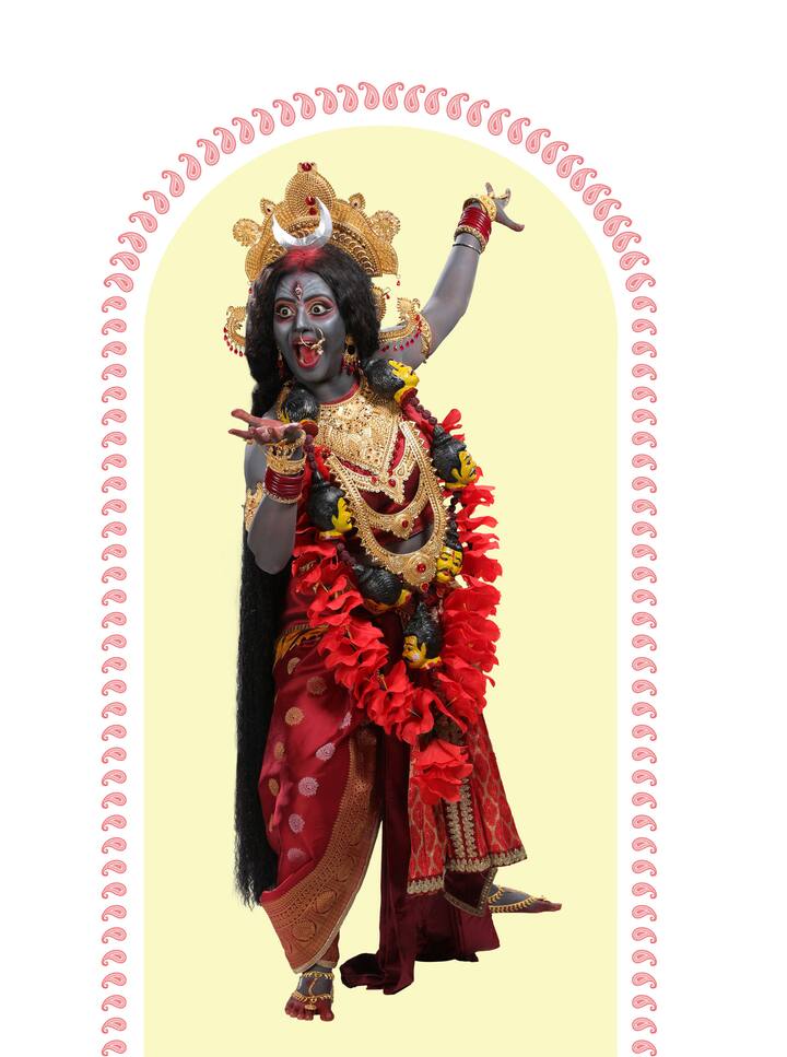 দেবী কালিকা হচ্ছেন 'রাঙা বউ'- শ্রুতি দাস। শ্রুতির এই লুক প্রকাশ্যে আসার পরেই বেশ প্রশংসিত হয়েছে। এর আগেও শ্রুতিকে দেবী কালিকা রূপে দেখা গিয়েছে।