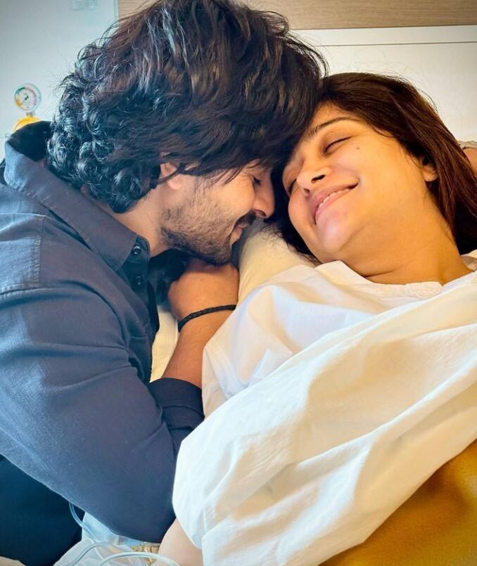 दीपिका कक्कड़ और शोएब इब्राहिम के घर 21 जून को किलकारी गूंजी थी. एक्ट्रेस की प्रीमैच्योर डिलीवरी हुई थी और उन्होंने बेटे को जन्म दिया था. कुछ दिन उनका नन्हा प्रिंस एनआईसीयू में भी रहा. वहीं बेटे को घर लाने के बाद से कपल अपनी लाइफ से जुड़ी हर अपडेट फैंस के साथ शेयर कर रहा है.