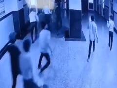 बीएचयू में सर सुंदरलाल अस्पताल बना जंग का अखाड़ा, इमरजेंसी वार्ड में भिड़े छात्र-डॉक्टर, जमकर मारपीट