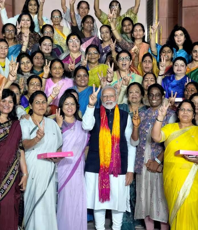 વડાપ્રધાન નરેન્દ્ર મોદી રાજ્યસભામાંથી બહાર આવતાની સાથે જ મહિલા સાંસદોની ખુશીનો પાર ન રહ્યો અને પીએમ મોદીનું સ્વાગત કરવામાં આવ્યું હતું.