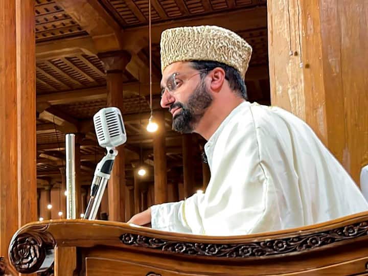 Mirwaiz Umar Farooq turned emotional after being released from house arrest after four years रिहाई के बाद नमाज पढ़ाने के लिए जामिया मस्जिद पहुंचे हुर्रियत नेता मीरवाइज, फूट-फूटकर रोए