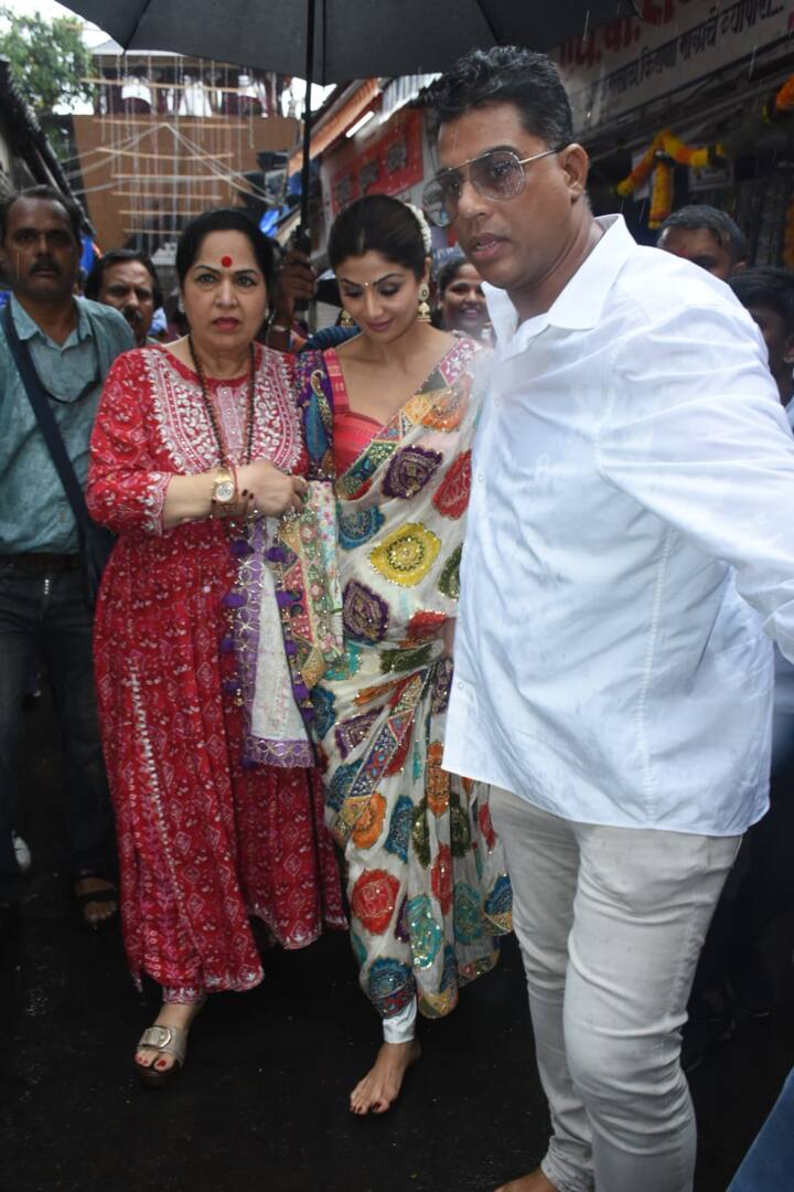 ஷில்பா ஷெட்டி சாலையில் நடந்து செல்லும் போது..