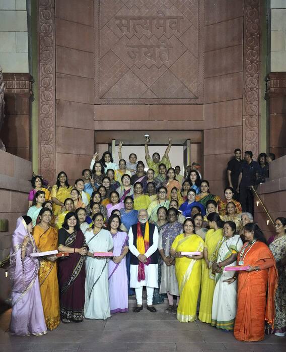 IN Pics: जब पास हुआ महिला आरक्षण विधेयक तो पीएम मोदी का महिला सांसदों ने ऐसे किया स्वागत