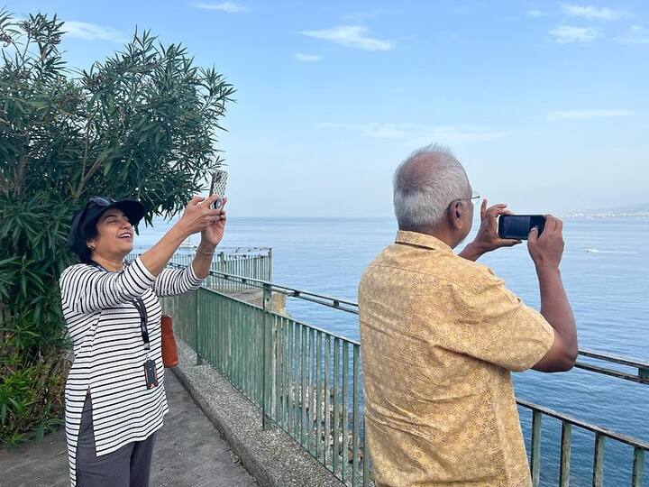 பொன்னியின் செல்வன் படத்தில் பிஸியாக இருந்த இவர், தற்போது தனது மனைவியுடன் இத்தாலியின் தலைநகரமான ரோமிற்கு சென்றுள்ளார்.