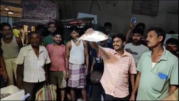 বড় মাছ ১৫০০ থেকে ১৬০০ টাকায় বিক্রি হয়েছে। খুচরো বাজারে দাম আরও একটু বেশি হবে বলে আশঙ্কা।
