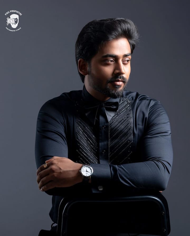 ఆ మధ్య ముఖేష్ లుక్ మారింది.. స్టైలిష్ గా కనిపించే రిషి ఇలా అయిపోయాడేంటి అనుకున్నారు. కానీ లేటెస్ట్ గా ముఖేష్ గౌడ షేర్ చేసిన పిక్స్ చూసిన అభిమానులు... రిషి సార్ ఈజ్ బ్యాక్ అంటున్నారు..