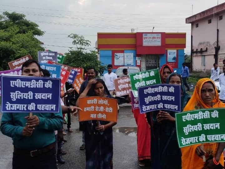 People demonstrated to keep Suliyari Coal Block operational memorandum submitted to DM in Singrauli ann Singrauli News: सुलियरी कोल ब्लॉक चालू रखने को लेकर सड़कों पर उतरे सैकड़ों लोग, जिला कलेक्टर को सौंपा ज्ञापन