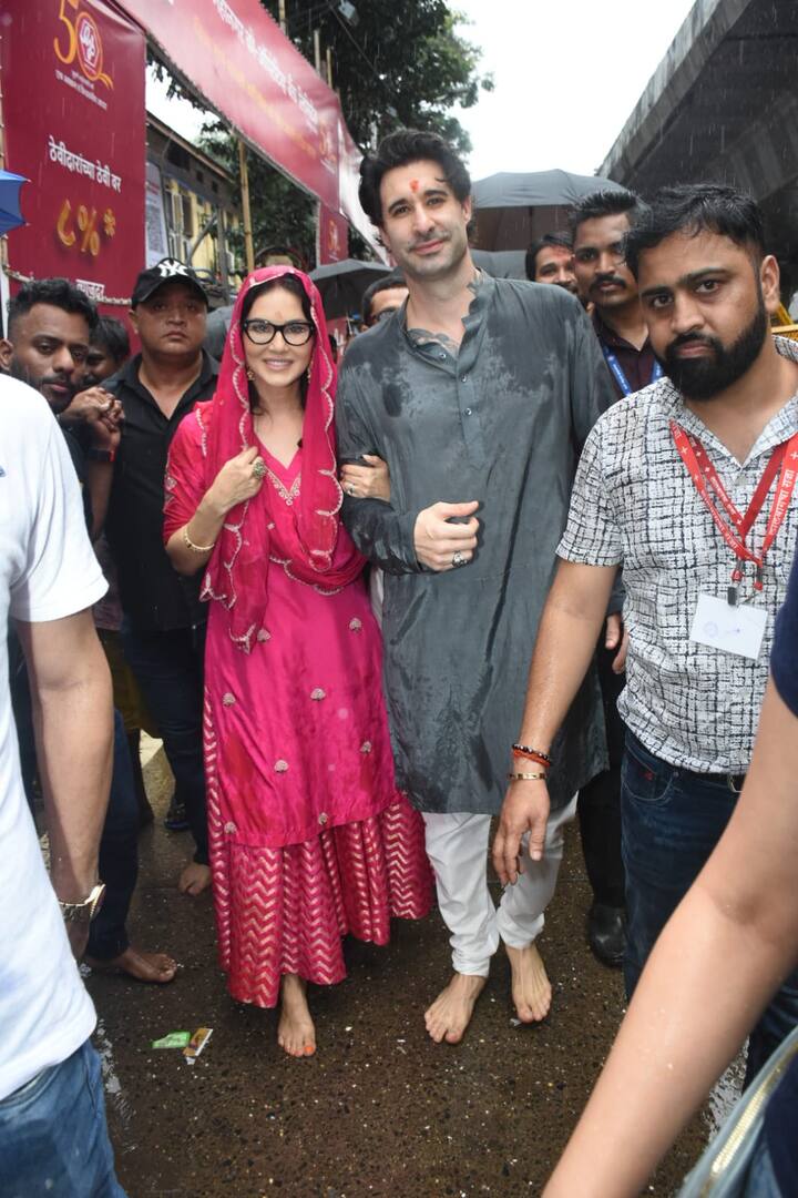 இருவரும், விநாயகரை வழிப்பட்டு நெற்றியில் திலகமிட்டு கொண்டனர்.