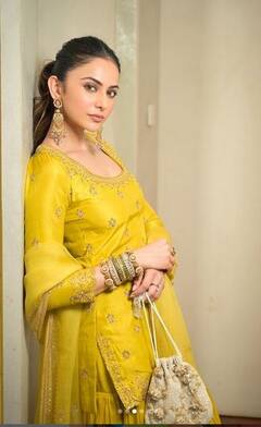 Rakul Preet Singh: ਰਕੁਲ ਪ੍ਰੀਤ ਸਿੰਘ ਨੇ ਸ਼ਰਾਰਾ ਸੂਟ ਪਾ ਕੇ ਸ਼ੇਅਰ ਕੀਤਾ ਕਿਲਰ ਲੁੱਕ, ਤਸਵੀਰਾਂ ਤੋਂ ਨਜ਼ਰਾਂ ਨਹੀਂ ਹਟਾ ਪਾ ਰਹੇ ਪ੍ਰਸ਼ੰਸਕ