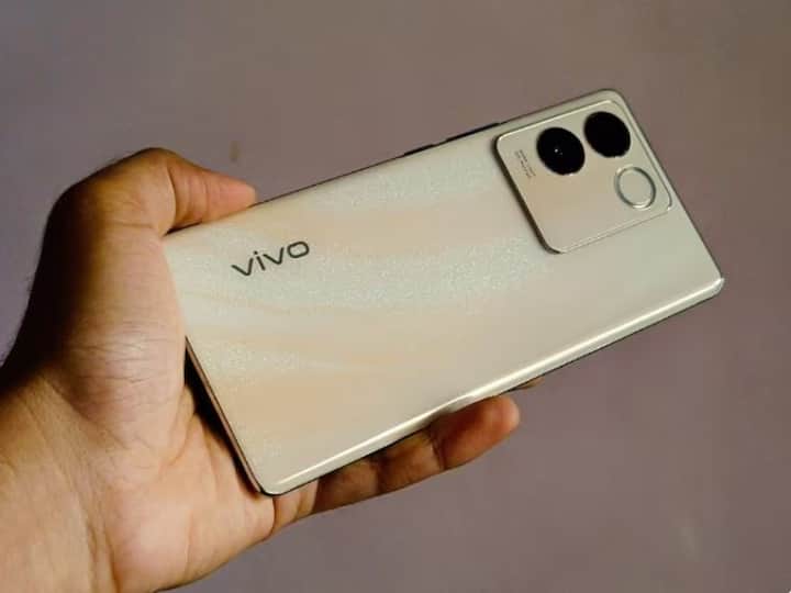 Vivo T2 Pro 5G : ਵੀਵੋ ਨੇ ਭਾਰਤ 'ਚ Vivo T2 Pro 5G ਸਮਾਰਟਫੋਨ ਲਾਂਚ ਕਰ ਦਿੱਤਾ ਹੈ। ਤੁਸੀਂ ਮੋਬਾਈਲ ਫੋਨ ਨੂੰ 2 ਸੰਰਚਨਾਵਾਂ ਵਿੱਚ ਖਰੀਦ ਸਕਦੇ ਹੋ। ਸਮਾਰਟਫੋਨ ਦੀ ਪਹਿਲੀ ਸੇਲ 29 ਸਤੰਬਰ ਨੂੰ ਸ਼ਾਮ 7 ਵਜੇ ਸ਼ੁਰੂ ਹੋਵੇਗੀ।