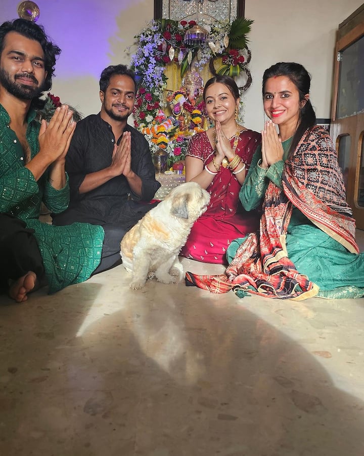 देवोलीना इन तस्वीरों में अपनी बेस्ट फ्रेंड के साथ गणपति बप्पा के पास बैठकर पोज दे रही हैं. जिसमें सभी लोग बप्पा का स्वागत करके काफी खुश लग रहे हैं.