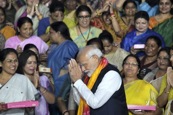 IN Pics: जब पास हुआ महिला आरक्षण विधेयक तो पीएम मोदी का महिला सांसदों ने ऐसे किया स्वागत