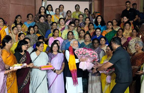 IN Pics: जब पास हुआ महिला आरक्षण विधेयक तो पीएम मोदी का महिला सांसदों ने ऐसे किया स्वागत