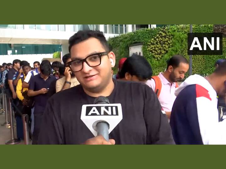 iPhone का क्रेज लोगों में कितना है, इस बात का आइडिया आप ऐसे लगा सकते हैं कि आज सुबह 3 बजे से ही लोग दिल्ली और मुंबई एप्पल स्टोर के बाहर लाइन में नए iPhone को लेने के लिए खड़े होने लग गए थे. एक शख्स तो ऐसे हैं जो कल यानि गुरूवार शाम 3 बजे से मुंबई के BKC स्टोर के बाहर खड़े थे ताकि वे सबसे पहले iPhone लें पाएं.