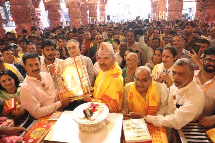 'भारत माता की जय'च्या घोषणा देत सीमेवर 24 तास खडा पहारा देणा-या भारतीय लष्कराच्या सदर्न कमांड मधील 300 हून अधिक अधिकारी आणि जवानांनी 'दगडूशेठ' गणपतीची आरती केली.