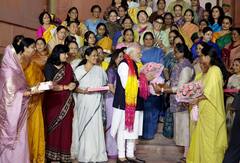 IN Pics: રાજ્યસભામાંથી મહિલા અનામત બિલ પાસ થયા બાદ મહિલા સાંસદોએ કર્યું હતું PM મોદીનું સ્વાગત