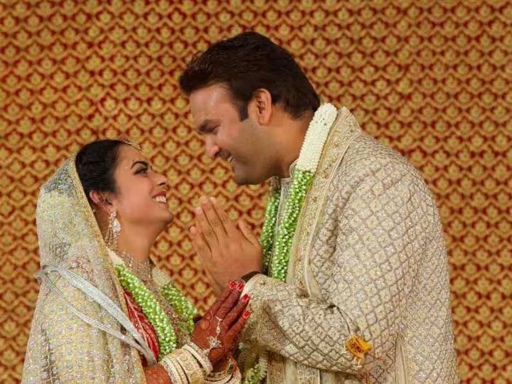 ईशा अंबानी और आनंद पिरामल की शादी में 700 करोड़ रुपये खर्च किए गए थे. शादी का जश्न उदयपुर, इटली के लेक कोमो और अंत में उनके मुंबई आवास पर हुआ था. विवाह में बड़ी बड़ी हस्तियां पहुंची हुई थीं.
