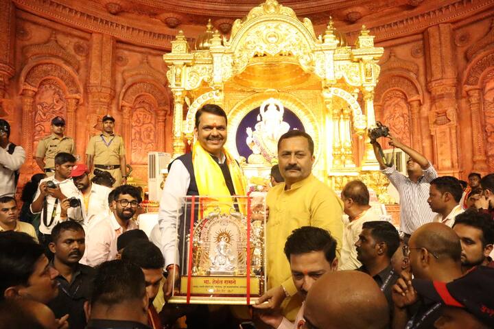 यावेळी ट्रस्टचे सरचिटणीस हेमंत रासने, कोषाध्यक्ष महेश सूर्यवंशी, उपाध्यक्ष सुनील रासने, उत्सव प्रमुख अक्षय गोडसे, सरचिटणीस अमोल केदारी यांसह पदाधिकारी व कार्यकर्ते उपस्थित होते.