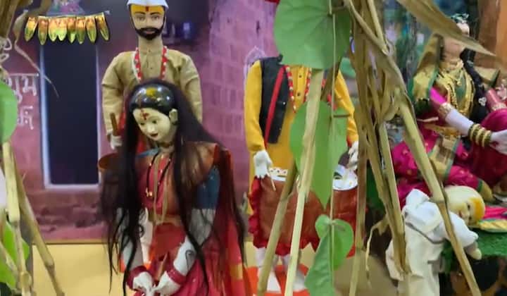 त्यात नव वधु, वर, भटजी, गोंधळी दिसत आहे.