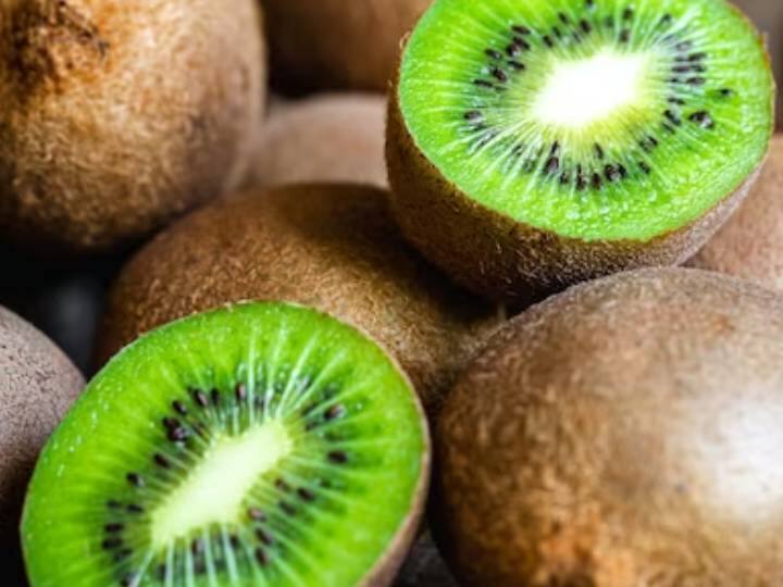 कीवी एक ऐसा फल है. जिसमें हाई विटामिन सी होती है. साथ ही भरपूर मात्रा में फाइबर. यह थोड़ा खट्टा लगने वाला फल दिल और पाचन के लिए अच्छा तो हैं ही. साथ ही साथ यह इम्युनिटी के लिए भी काफी अच्छा है. यह एक पौष्टिक फल है जो विटामिन और एंटीऑक्सीडेंट से भरपूर होता है.