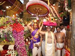ఫోటోలు: తిరుమలలో ఐదో రోజు గరుడ వాహన సేవ, దర్శనం కోసం గ్యాలరీల్లో భక్తుల బారులు