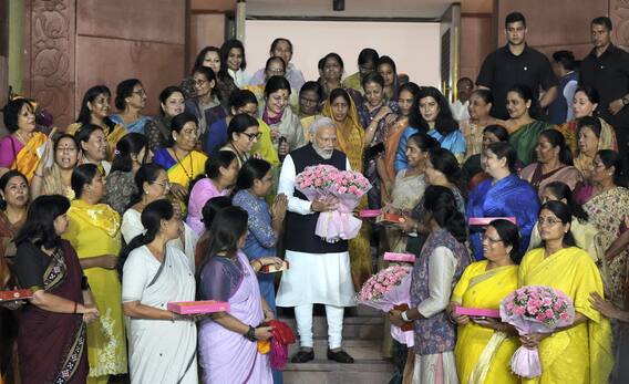 IN Pics: जब पास हुआ महिला आरक्षण विधेयक तो पीएम मोदी का महिला सांसदों ने ऐसे किया स्वागत