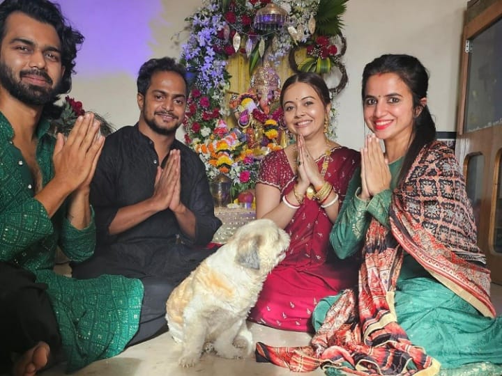 Ganpati Utsav 2023: टीवी की ‘गोपी बहू’ यानि एक्ट्रेस देवोलीना भट्टाचार्जी शादी के बाद पहली बार पति शहनवाज शेख के साथ गणपति उत्सव मना रही हैं. जिसकी झलकियां एक्ट्रेस ने सोशल मीडिया पर भी शेयर की हैं.